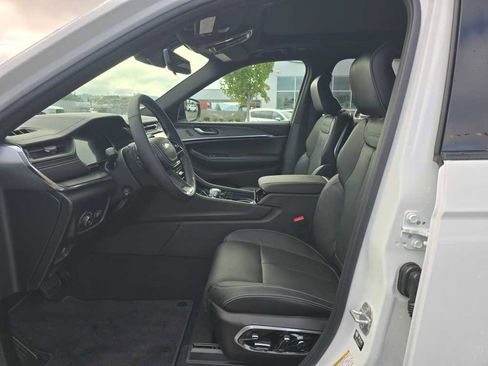 New 2025 Jeep Grand Cherokee Overland w/ Luxury Tech Group IV AWD/4WD image 9