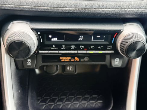 Used 2019 Toyota RAV4 LE w/ All Weather Liner Package AWD/4WD image 24