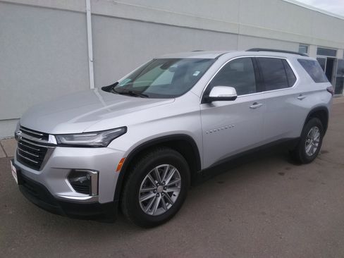 Used 2022 Chevrolet Traverse LT image 2