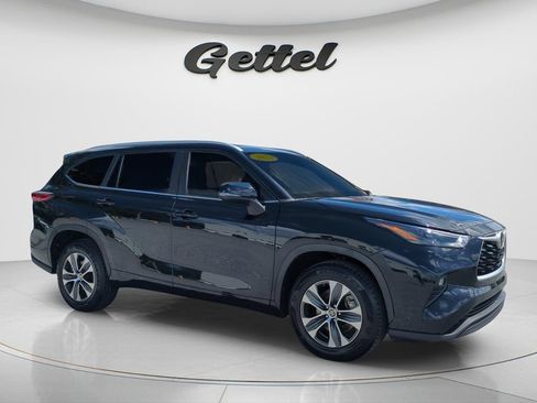 Used 2023 Toyota Highlander XLE FWD image 3
