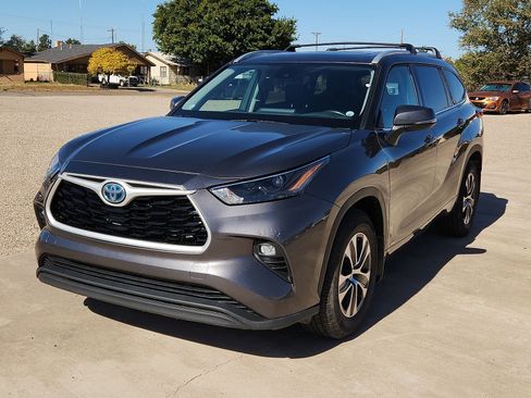 Used 2022 Toyota Highlander XLE image 1