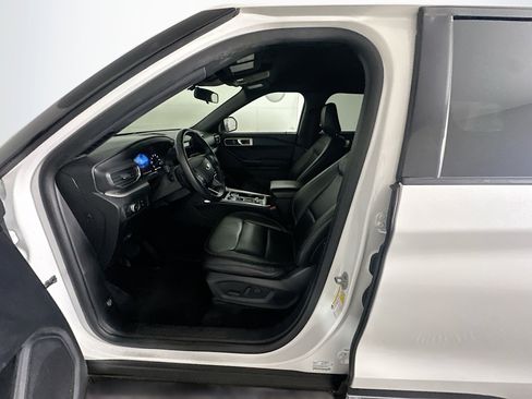 Used 2020 Ford Explorer XLT w/ Equipment Group 202A image 13