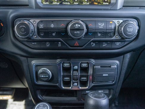 Used 2019 Jeep Wrangler Unlimited Sahara AWD/4WD image 20