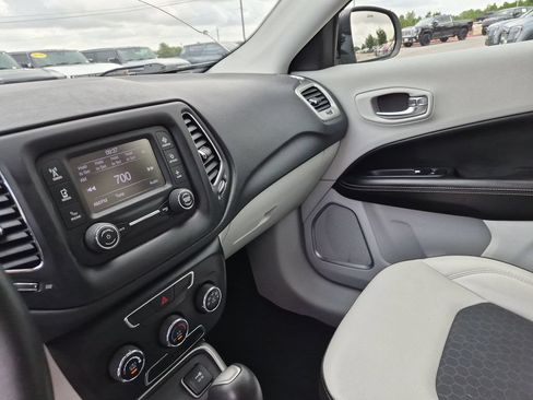 Used 2018 Jeep Compass Latitude FWD image 26