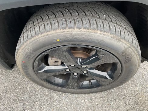 Used 2023 Jeep Grand Cherokee L Limited w/ Black Appearance Package image 11