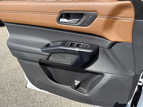 New 2026 Nissan Pathfinder Platinum FWD image 14