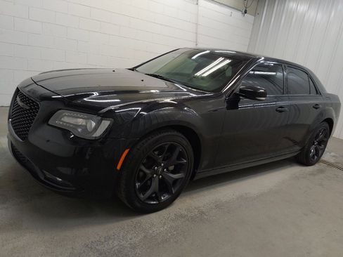 Used 2022 Chrysler 300 S RWD image 2