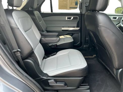 Used 2021 Ford Explorer XLT w/ Equipment Group 202A AWD/4WD image 18