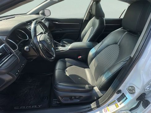 Used 2018 Toyota Camry SE w/ Moonroof Package FWD image 17