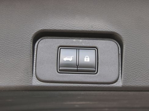 Certified 2022 Nissan Rogue SV w/ SV Premium Package AWD/4WD image 6