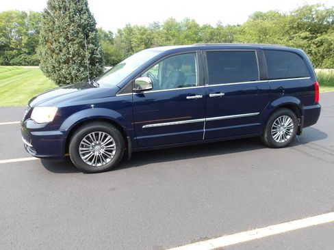 Used 2014 Chrysler Town & Country Touring-L w/ Driver Convenience Group FWD image 10