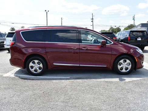 Used 2018 Chrysler Pacifica Touring-L FWD image 5