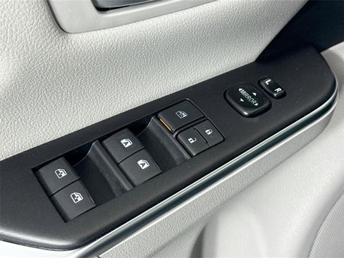 Used 2017 Toyota Camry SE image 24