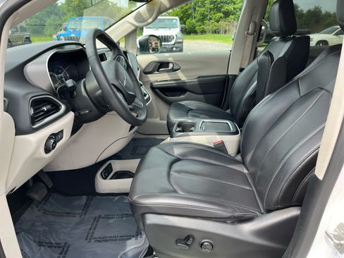Used 2023 Chrysler Pacifica Touring-L FWD image 10