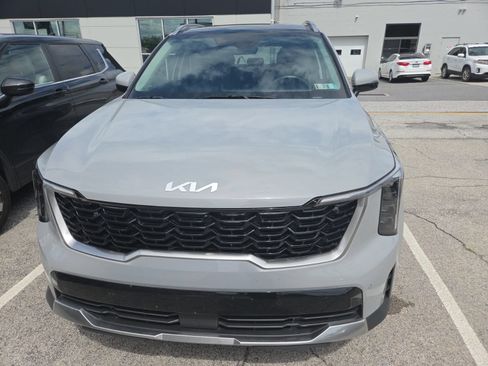 Certified 2025 Kia Sorento S w/ Panoramic Sunroof Package AWD/4WD image 2