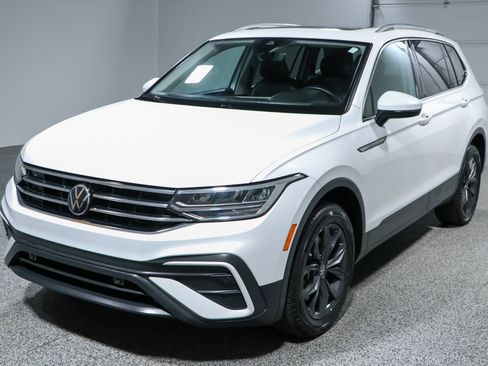 Used 2023 Volkswagen Tiguan SE w/ Panoramic Sunroof Package FWD image 33