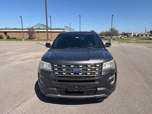 Used 2017 Ford Explorer XLT w/ Equipment Group 202A image 9