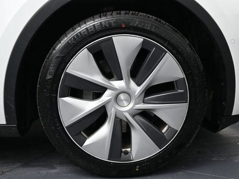 Used 2022 Tesla Model Y Long Range image 13