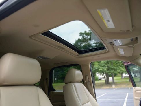 Used 2010 Cadillac Escalade Luxury AWD/4WD image 88