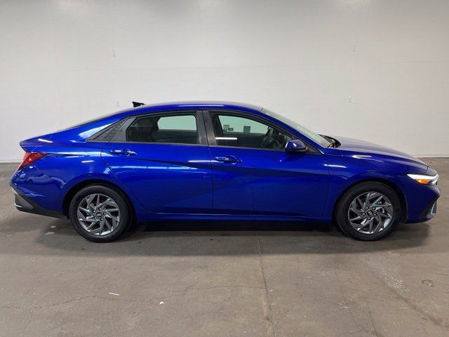 Used 2024 Hyundai Elantra SEL FWD image 2