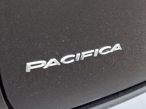 Used 2024 Chrysler Pacifica Limited FWD image 32