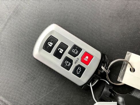 Used 2020 Toyota Sienna XLE w/ XLE Navigation Package image 9