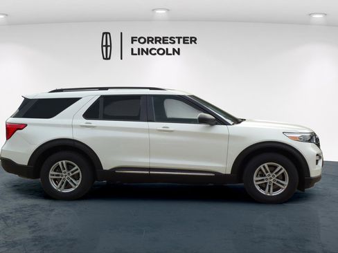 Used 2022 Ford Explorer XLT w/ Equipment Group 202A image 2