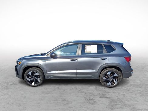 Used 2024 Volkswagen Taos SE w/ Panoramic Sunroof Package AWD/4WD image 2