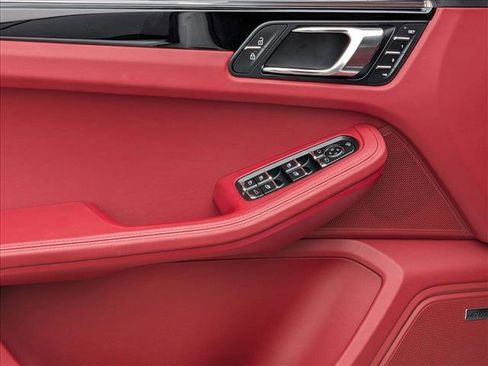 Used 2025 Porsche Macan image 13