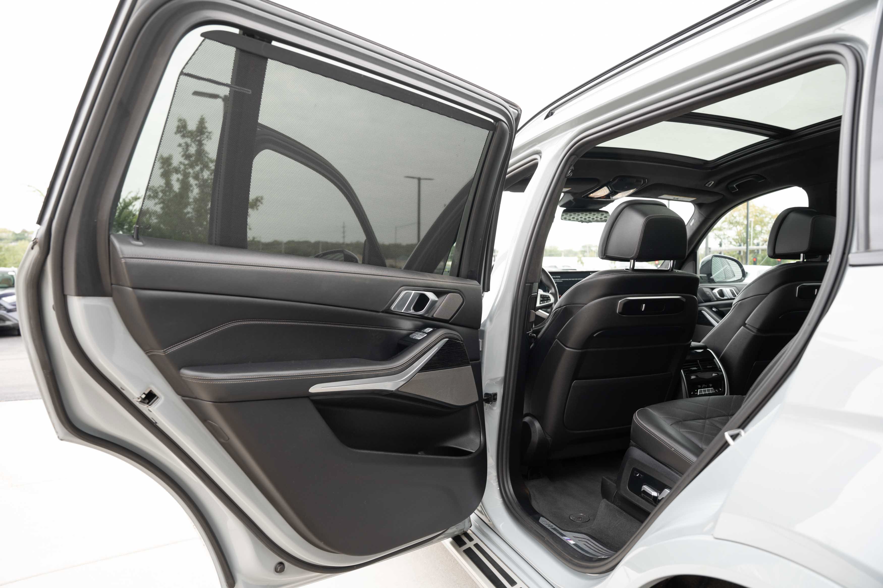 Used 2023 BMW X7 xDrive40i w/ M Sport Package AWD/4WD image 25