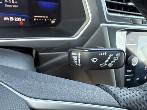 Used 2022 Volkswagen Tiguan SE R-Line image 40