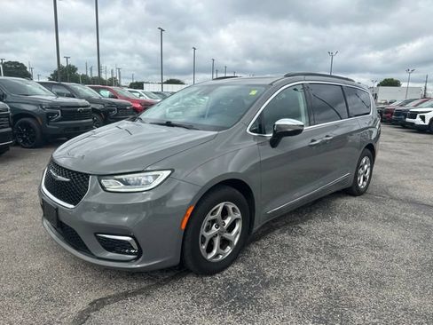Used 2023 Chrysler Pacifica Limited FWD image 7