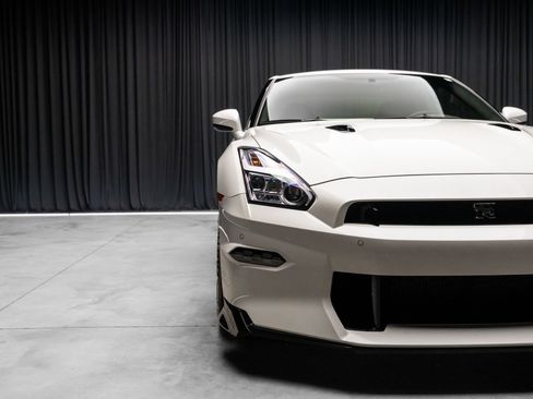 Used 2024 Nissan GT-R w/ Floor Mat Package AWD/4WD image 16