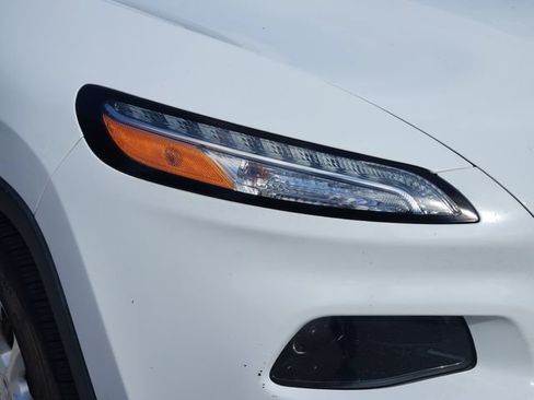 Used 2017 Jeep Cherokee Latitude FWD image 10