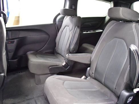 Used 2023 Chrysler Pacifica Touring FWD image 10