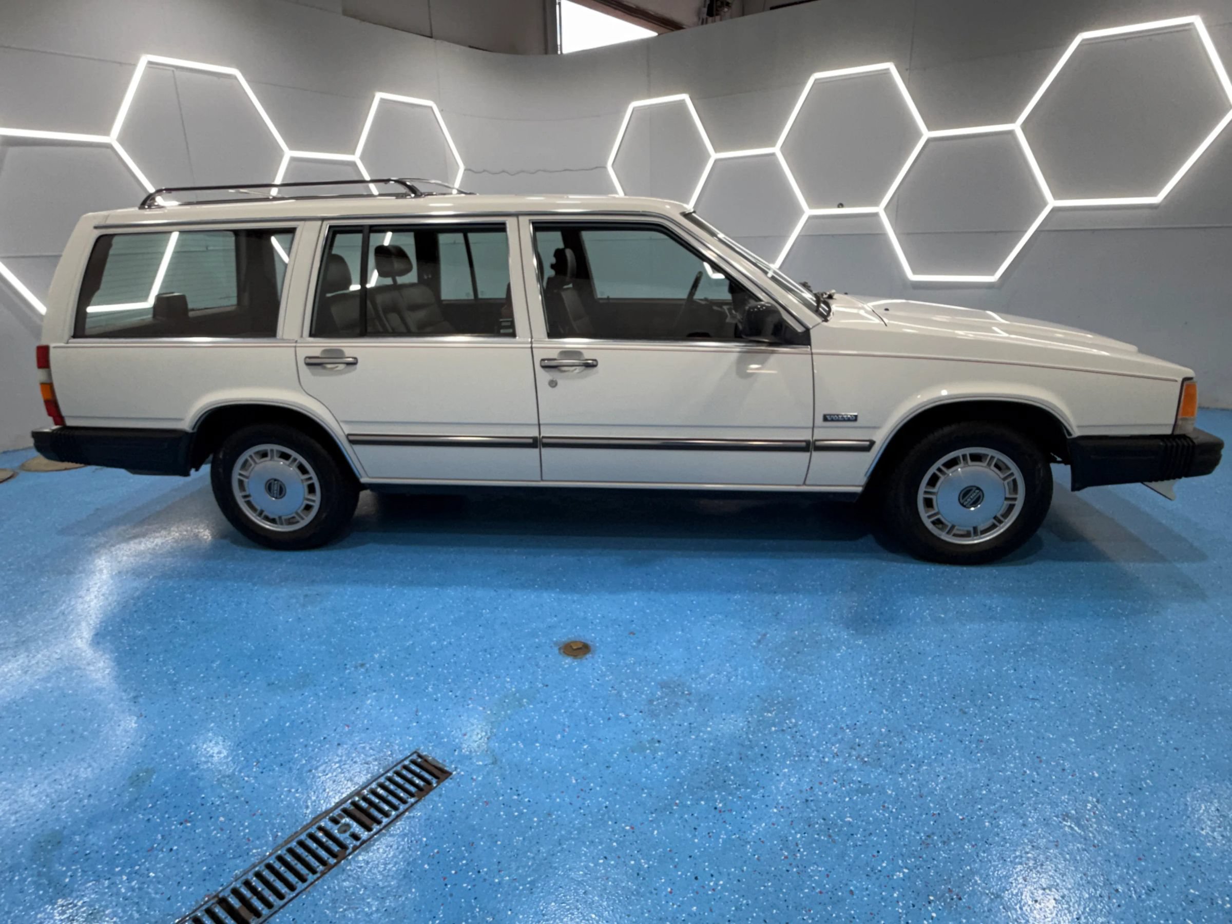 Used 1988 Volvo 740 GLE RWD image 2