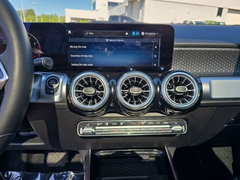 Used 2024 Mercedes-Benz GLB 250 4MATIC image 25