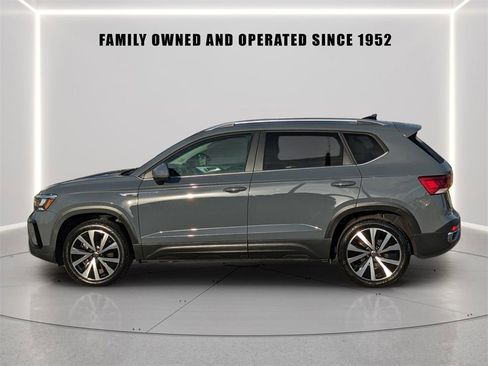 Used 2023 Volkswagen Taos SE image 2