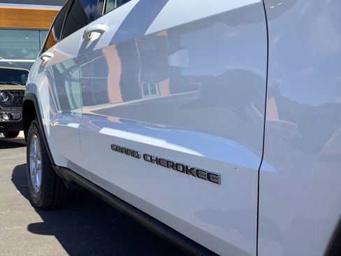 Used 2018 Jeep Grand Cherokee Laredo image 40