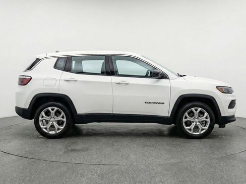 Used 2025 Jeep Compass Latitude AWD/4WD image 11