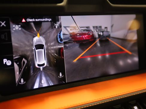 Used 2025 Lamborghini Urus SE AWD/4WD image 24