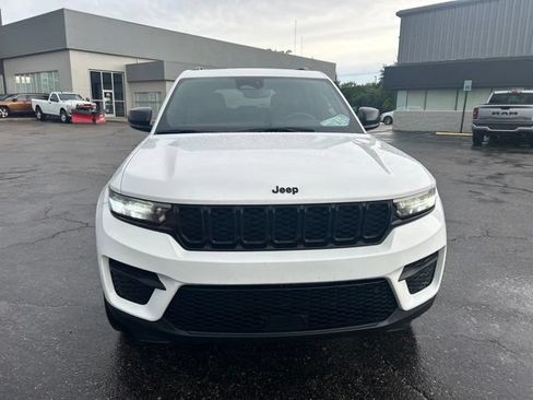 Used 2024 Jeep Grand Cherokee Altitude AWD/4WD image 6