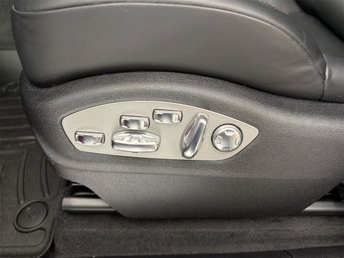 Certified 2023 Porsche Macan image 32