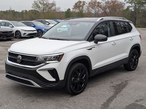 Used 2024 Volkswagen Taos SE w/ Panoramic Sunroof Package image 5