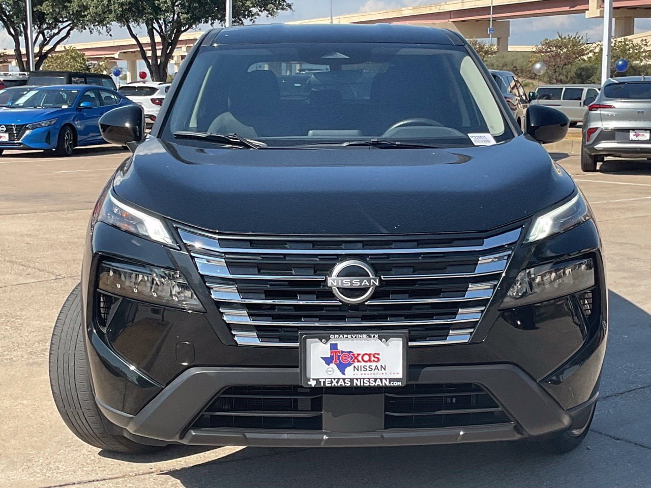 Used 2025 Nissan Rogue SV FWD image 2