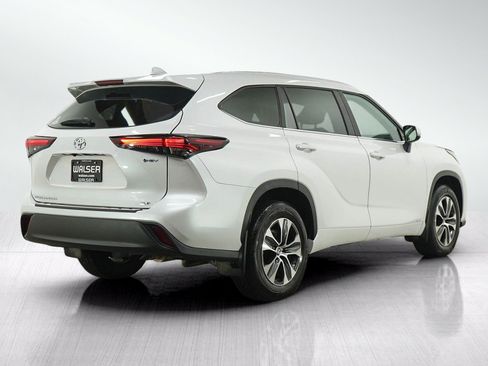 Used 2025 Toyota Highlander XLE AWD/4WD image 5