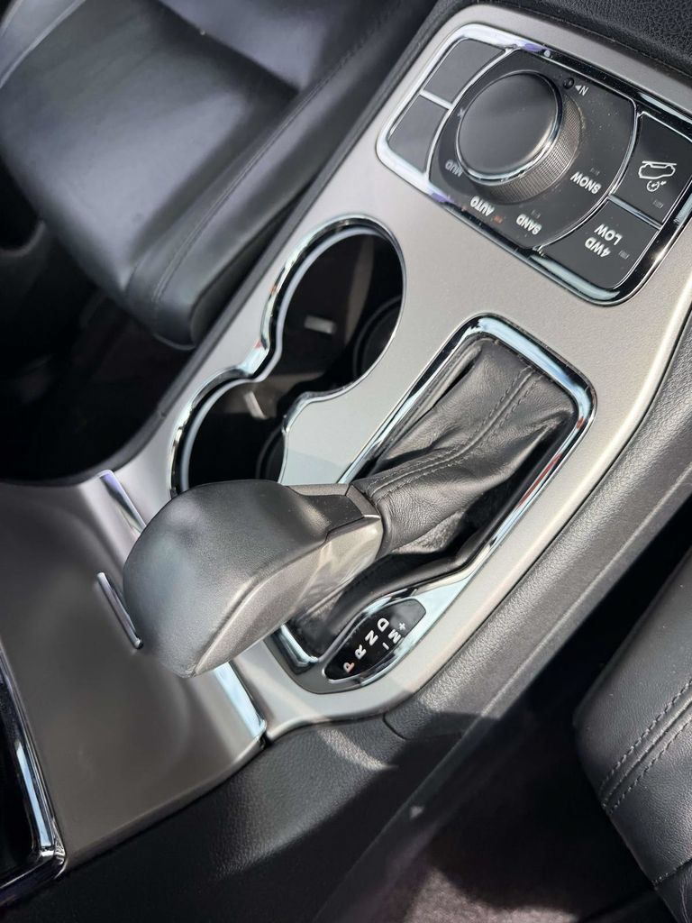 Used 2019 Jeep Grand Cherokee Limited AWD/4WD image 28