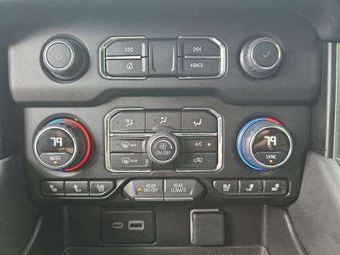 Used 2024 Chevrolet Tahoe Premier AWD/4WD image 25