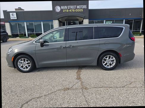 Used 2023 Chrysler Pacifica Touring-L FWD image 1