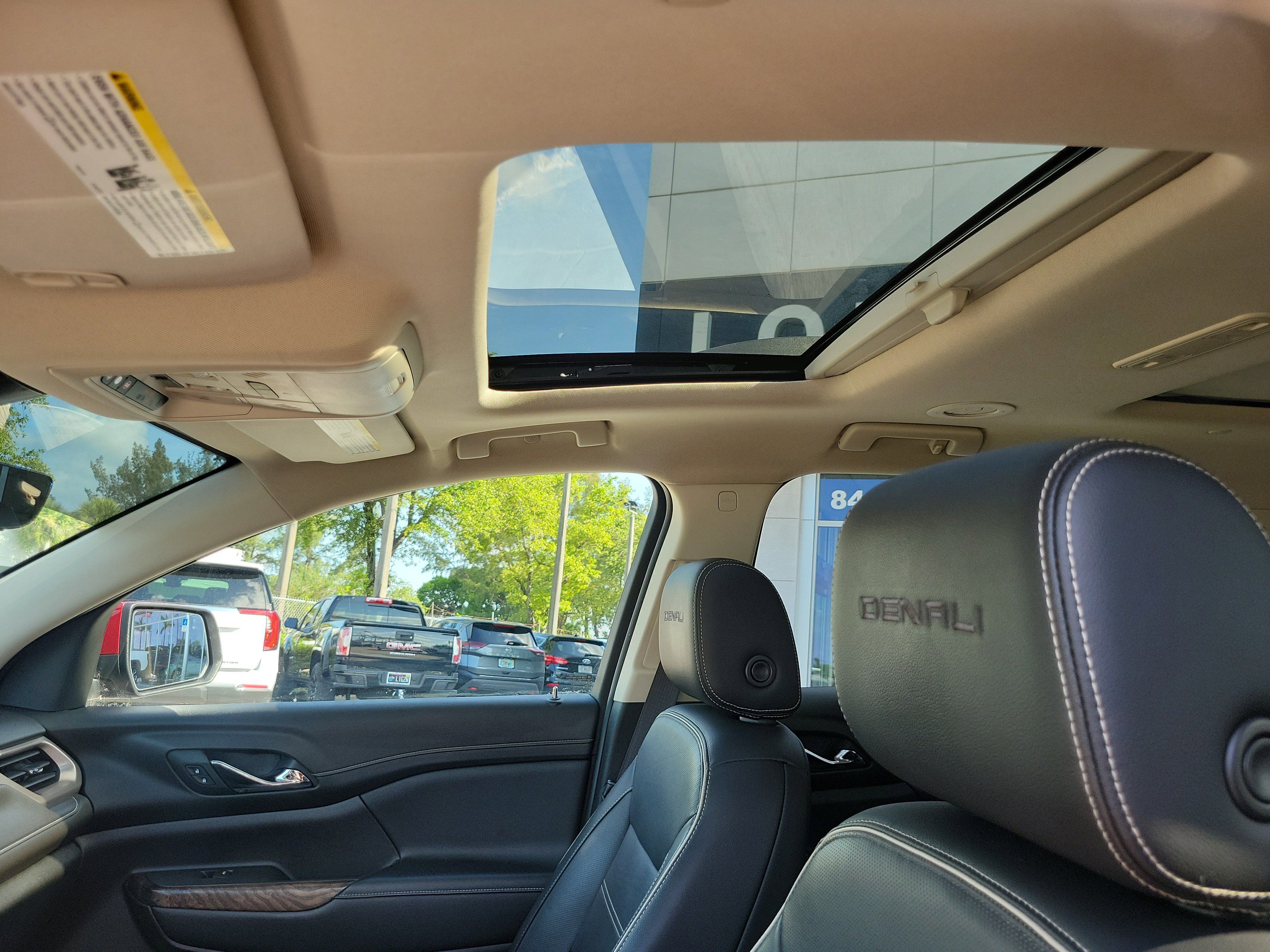 Used 2020 GMC Acadia Denali w/ Technology Package FWD image 11